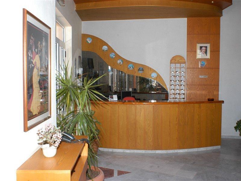 Daisy Hotel Apartments 罗希姆诺 外观 照片